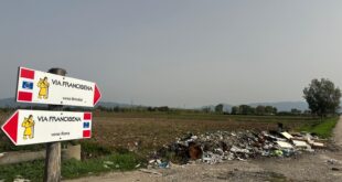 Sessa Aurunca – I cartelli della via Francigena puntano verso una discarica abusiva