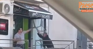 Alvignano – Aggredito in piazza a colpi di sedia e bastone, giovane costretto a barricarsi nel bar (il video)