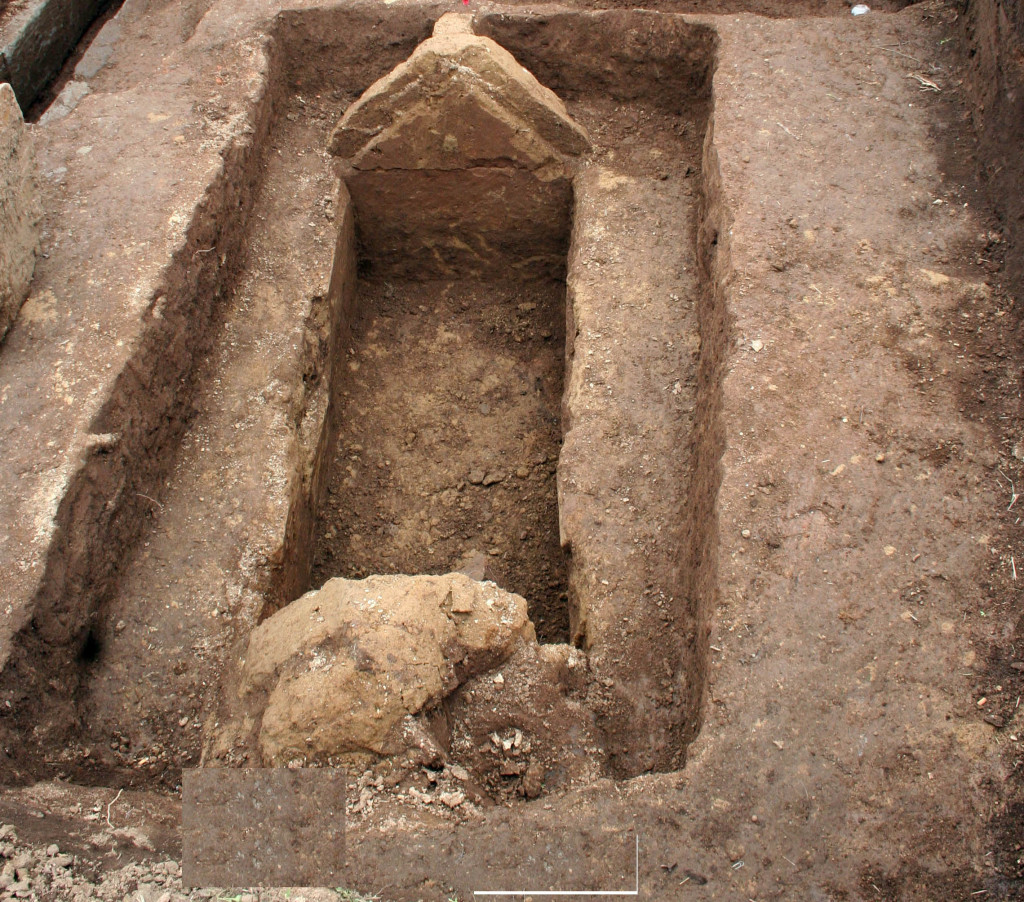 Una delle tente sepolture scavate e depredate a Riardo in località Lagoscello 